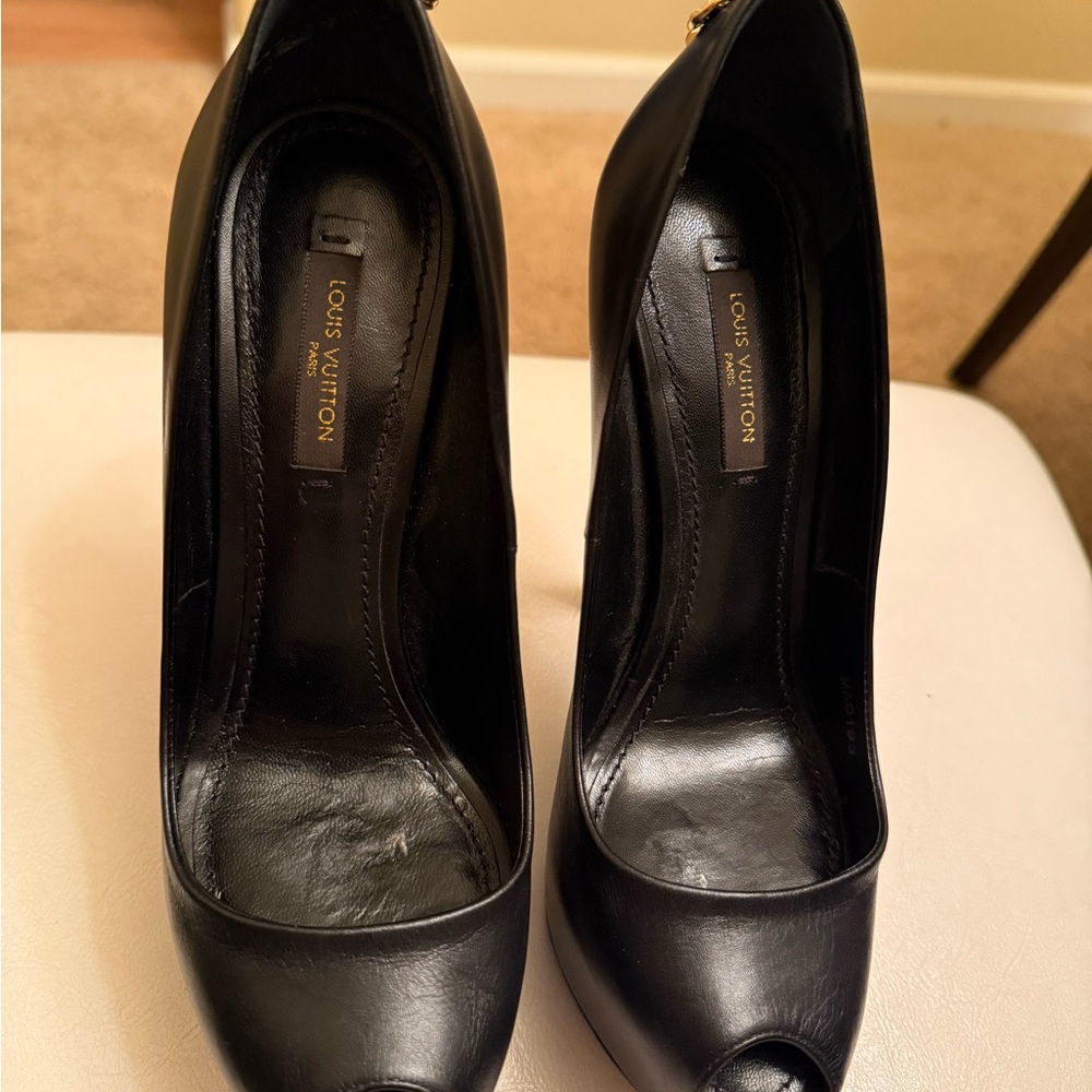 Louis Vuitton Elegant Black Heels with Gold Accent - Picture 2 of 5